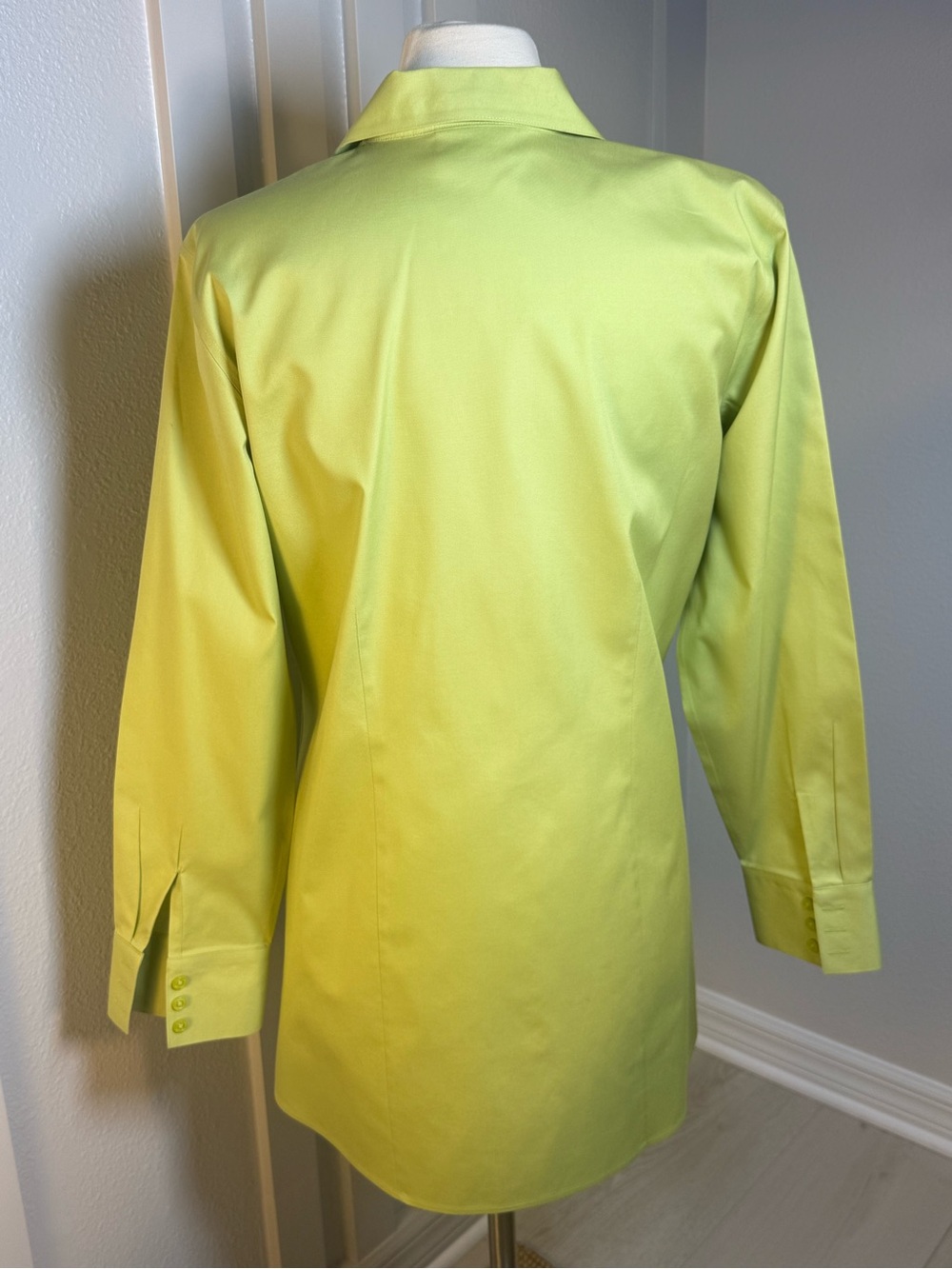 Chico’s Lime Green No-Iron Hidden Button Stretch Blouse Career‎ Top Size Large - Picture 4 of 10